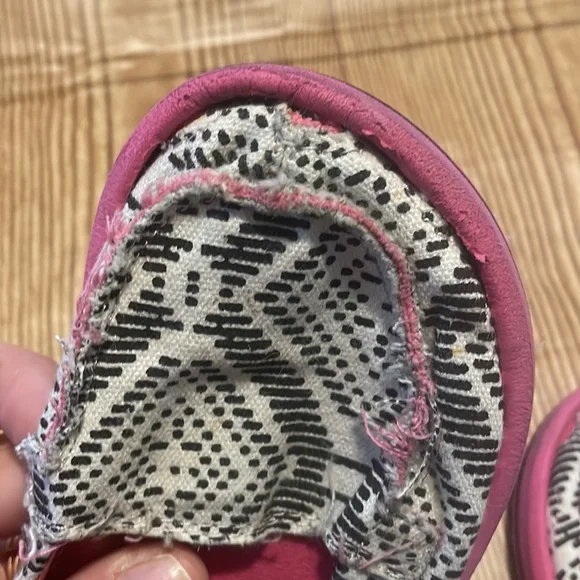 Girls Sanuk Slip On Shoes - Picture 5 of 8